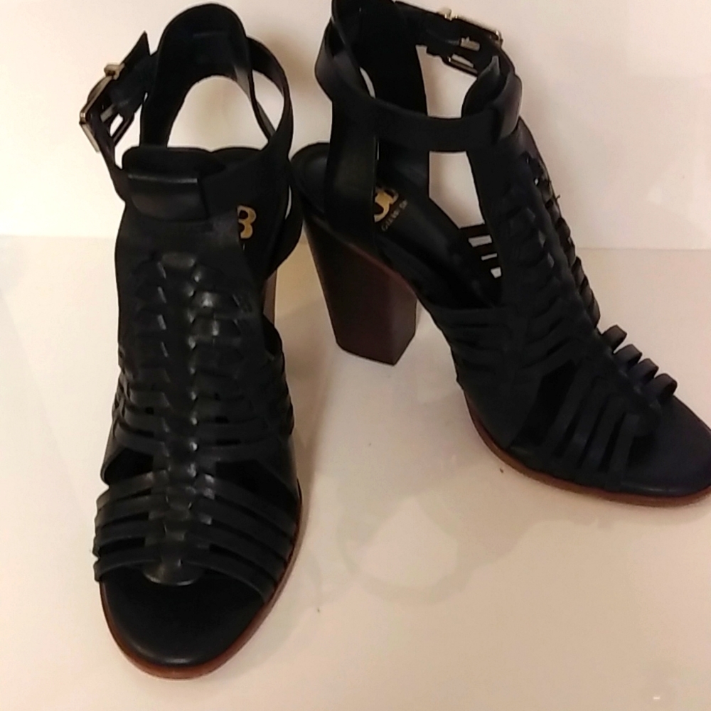 Gianni Bini Black Leather upper ,Chuncky heal Sandals